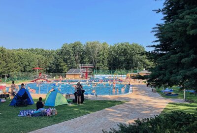 Beliebte Freibäder in Südwestsachsen stehen auch bundesweit gut da - Schaffte es auf Rang 21: das Sonnenbad Rußdorf in Limbach-Oberfrohna. Foto: Steffi Hofmann