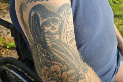 Benjamin (39) aus Erlau: Fußball, Hulk-Hoden und das Leben nach dem Unfall - Einige Tattoos halfen ihm, schwere Zeiten zu überstehen, während andere einfach nur Spaß machen oder als Übungsstücke für aufstrebende Tätowierer dienten. 