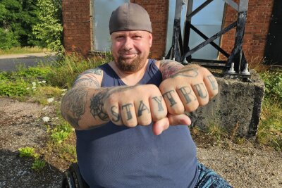 Benjamin (39) aus Erlau: Fußball, Hulk-Hoden und das Leben nach dem Unfall - Für Benjamin sind seine Tattoos mehr als nur Körperkunst - sie sind ein Teil seiner Identität.