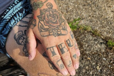 Benjamin (39) aus Erlau: Fußball, Hulk-Hoden und das Leben nach dem Unfall - Überraschenderweise fand er die Tattoos an den Fingern hingegen relativ entspannt.