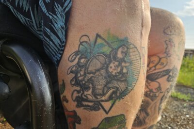 Benjamin (39) aus Erlau: Fußball, Hulk-Hoden und das Leben nach dem Unfall - Seine Tattoos sind dabei nicht nur Kunstwerke, sondern auch Erinnerungen, Geschichten und Symbole seiner Lebensreise.