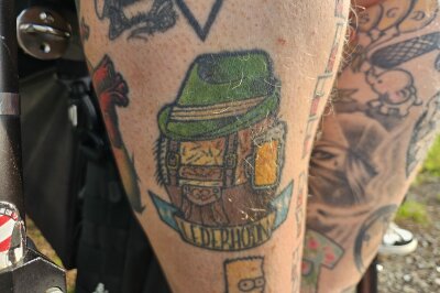 Benjamin (39) aus Erlau: Fußball, Hulk-Hoden und das Leben nach dem Unfall - Einige seiner Tattoos wurden sogar auf Tattoo-Conventions präsentiert und gewannen Preise in Kategorien wie "Best of Crazy".