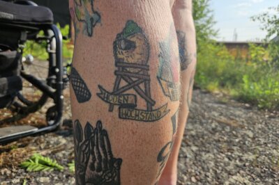 Benjamin (39) aus Erlau: Fußball, Hulk-Hoden und das Leben nach dem Unfall - Hodenhochstand - eines seiner Hulk Hoden Tattoos.