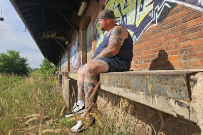 Benjamin (39) aus Erlau: Fußball, Hulk-Hoden und das Leben nach dem Unfall - Neben seiner Leidenschaft für Tattoos und Fußball ist Benjamin ein engagierter Familienvater und Ehemann. 