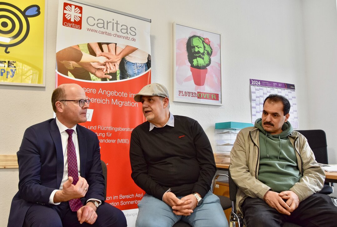 Beratungsangebote reduziert: Chemnitz spart bei Unterstützung für Ausländer - Maytham Abdulhassan Jabar, der Leiter des Café International (Mitte) im Gespräch mit Staatsminister Oliver Schenk (li.), der sich im Frühjahr ein Bild von der Lage in Chemnitz vor Ort machte. Foto: Steffi Hofmann