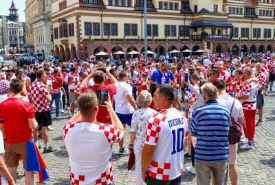 Bereits Stunden vor dem EM-Spiel: Kroatische und italienische Fans feiern in der Innenstadt - Die Polizei beobachtet die Situation aus der Ferne und weist die Gäste mehrfach auf das Verbot des Abbrennens von Pyrotechnik hin. Foto: EHL Media/Björn Stach