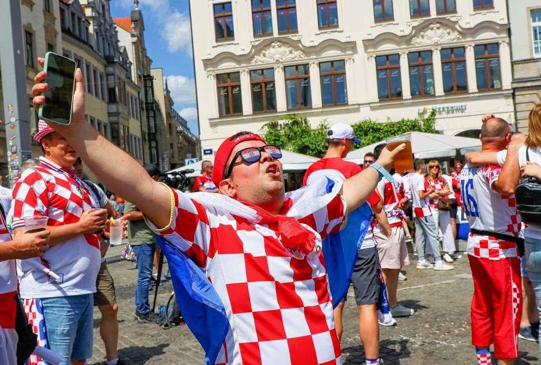 Bereits Stunden vor dem EM-Spiel: Kroatische und italienische Fans feiern in der Innenstadt - Die Polizei beobachtet die Situation aus der Ferne und weist die Gäste mehrfach auf das Verbot des Abbrennens von Pyrotechnik hin.Foto: EHL Media/Björn Stach
