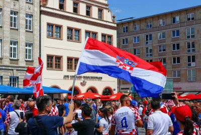 Bereits Stunden vor dem EM-Spiel: Kroatische und italienische Fans feiern in der Innenstadt - Die Polizei beobachtet die Situation aus der Ferne und weist die Gäste mehrfach auf das Verbot des Abbrennens von Pyrotechnik hin.Foto: EHL Media/Björn Stach