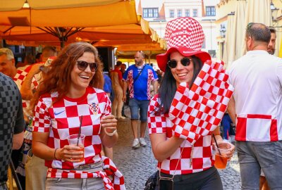 Bereits Stunden vor dem EM-Spiel: Kroatische und italienische Fans feiern in der Innenstadt - Die Polizei beobachtet die Situation aus der Ferne und weist die Gäste mehrfach auf das Verbot des Abbrennens von Pyrotechnik hin.Foto: EHL Media/Björn Stach