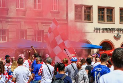 Bereits Stunden vor dem EM-Spiel: Kroatische und italienische Fans feiern in der Innenstadt - Die Polizei beobachtet die Situation aus der Ferne und weist die Gäste mehrfach auf das Verbot des Abbrennens von Pyrotechnik hin.Foto: EHL Media/Björn Stach