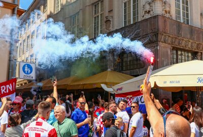 Bereits Stunden vor dem EM-Spiel: Kroatische und italienische Fans feiern in der Innenstadt - Die Polizei beobachtet die Situation aus der Ferne und weist die Gäste mehrfach auf das Verbot des Abbrennens von Pyrotechnik hin.Foto: EHL Media/Björn Stach