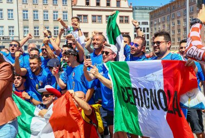 Bereits Stunden vor dem EM-Spiel: Kroatische und italienische Fans feiern in der Innenstadt - Die Polizei beobachtet die Situation aus der Ferne und weist die Gäste mehrfach auf das Verbot des Abbrennens von Pyrotechnik hin.Foto: EHL Media/Björn Stach