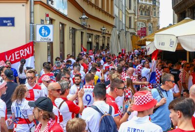 Bereits Stunden vor dem EM-Spiel: Kroatische und italienische Fans feiern in der Innenstadt - Die Polizei beobachtet die Situation aus der Ferne und weist die Gäste mehrfach auf das Verbot des Abbrennens von Pyrotechnik hin.Foto: EHL Media/Björn Stach