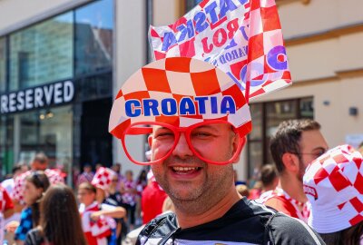 Bereits Stunden vor dem EM-Spiel: Kroatische und italienische Fans feiern in der Innenstadt - Die Polizei beobachtet die Situation aus der Ferne und weist die Gäste mehrfach auf das Verbot des Abbrennens von Pyrotechnik hin.Foto: EHL Media/Björn Stach