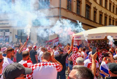 Bereits Stunden vor dem EM-Spiel: Kroatische und italienische Fans feiern in der Innenstadt - Die Polizei beobachtet die Situation aus der Ferne und weist die Gäste mehrfach auf das Verbot des Abbrennens von Pyrotechnik hin.Foto: EHL Media/Björn Stach