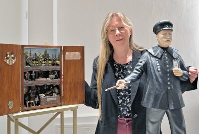 Bergbau im Fokus: Museum im Erzgebirge feiert 95. Geburtstag - Museumsleiterin Regina Krippner mit dem aktuellen Exponat des Quartals. Foto: Ramona Schwabe