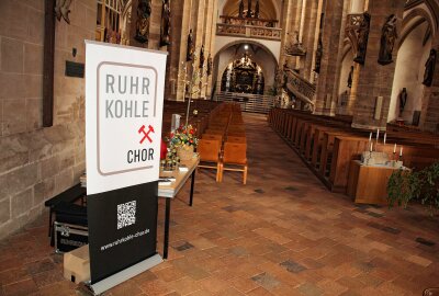 Bergmusik in Freiberg mit Deutschlands größtem Bergmannschor - Der Dom ist vorbereitet auf den Ruhrkohle-Chor und die chorbegeisterten Zuschauer. Foto: Renate Fischer