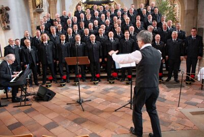 Bergmusik in Freiberg mit Deutschlands größtem Bergmannschor - Letzte kurze Probe. Foto: Renate Fischer