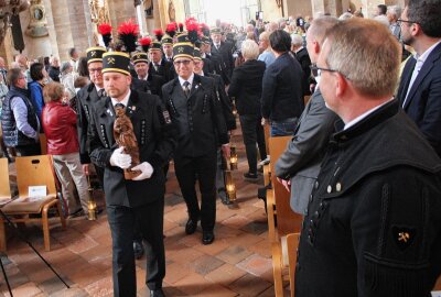 Bergmusik in Freiberg mit Deutschlands größtem Bergmannschor - Der Einmarsch des Chores mit der"Heiligen Barbara" - der Schutzpatronin der Bergleute, vorn Rechts Oberbürgermeister Sven Krüger. Foto: Renate Fischer