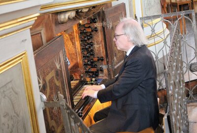 Bergmusik in Freiberg mit Deutschlands größtem Bergmannschor - Ulrich Pakusch- Organist und Pianist des Ruhrkohle-Chores an der großen Silbermann-Orgel des Freiberger Domes. Foto: Renate Fischer