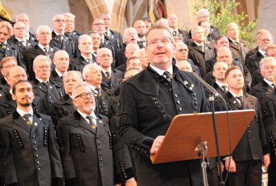 Bergmusik in Freiberg mit Deutschlands größtem Bergmannschor - Oberbürgermeister Sven Krüger bei seinem Grußwort. Foto: Renate Fischer