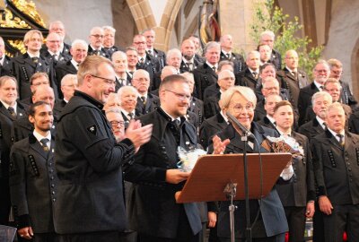 Bergmusik in Freiberg mit Deutschlands größtem Bergmannschor - Bärbel Berghoff-Wodopia im Namen des Ruhrkohle-Chores und die Freiberger Repräsentanten tauschen Gastgeschenke aus. Foto: Renate Fischer