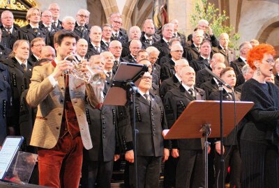 Bergmusik in Freiberg mit Deutschlands größtem Bergmannschor - 10-Ute Eisenhut- Sopran- Solistin , Vize-Chorleiterin und Stimmbildnerin, re. und Stefan Leitner Solo-Trompeter der Mittelsächsischen Philharmonie,li, mit Chor im Hintergrund. Foto: Renate Fischer