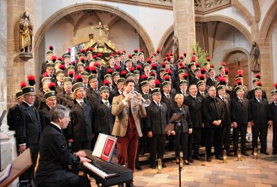 Bergmusik in Freiberg mit Deutschlands größtem Bergmannschor - Gemeinsames Singen des Steigerliedes. Foto: Renate Fischer