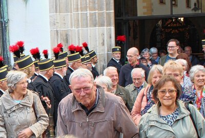 Bergmusik in Freiberg mit Deutschlands größtem Bergmannschor - Am Ende des Konzertes bildet der Chor ein Spalier und applaudiert dem Publikum. Foto: Renate Fischer