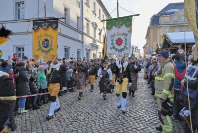 Bergparade in Stollberg mit fast 300 Teilnehmern - Die Bergparade des Sächsischen Landesverbandes der Bergmanns-, Hütten- und Knappenvereine gehörte zu den Höhepunkten beim Stollberger Weihnachtsmarkt. Foto: Ralf Wendland