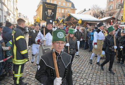 Bergparade in Stollberg mit fast 300 Teilnehmern - Die Bergparade des Sächsischen Landesverbandes der Bergmanns-, Hütten- und Knappenvereine gehörte zu den Höhepunkten beim Stollberger Weihnachtsmarkt. Foto: Ralf Wendland