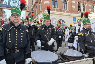 Bergparade in Stollberg mit fast 300 Teilnehmern - Die Bergparade des Sächsischen Landesverbandes der Bergmanns-, Hütten- und Knappenvereine gehörte zu den Höhepunkten beim Stollberger Weihnachtsmarkt. Foto: Ralf Wendland