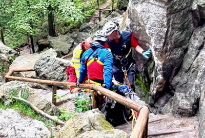 Bergwacht-Einsatz in Schwedenlöchern: 81-Jähriger mit Klettertrage gerettet - Am Sonntagnachmittag wurde die Bergwacht in die Schwedenlöcher gerufen, um einem 81-jährigen Mann zu helfen, der Kreislaufprobleme hatte. Foto: Marko Förster