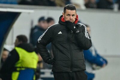 Bericht: Olympique Lyon vor Zwangsabstieg in Frankreich - OIympique Lyon und Coach Pierre Sage stehen wegen Finanzvergehen vor einer heftigen Strafe.