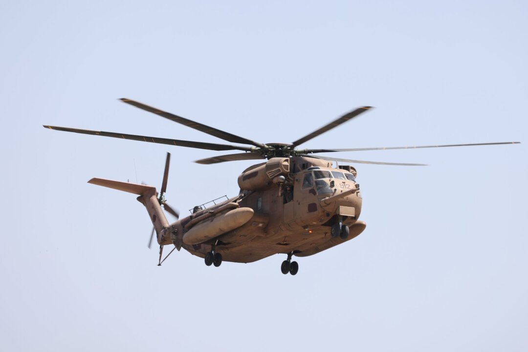 Berichte über heftige Gefechte bei Geisel-Rettungseinsatz - Ein Hubschrauber mit den geretteten israelischen Geiseln kommt im Sheba Medical Center an.