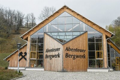 Bernstein-Legende aus dem Erzgebirge wird 70 Jahre alt - 2003 in Deutschkatharinenberg/ Deutschneudorf: Abenteuerbergwerk, Bernsteinzimmer. Foto: Harry Härtel