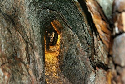 Bernstein-Legende aus dem Erzgebirge wird 70 Jahre alt - 06.07.2006, Deutschneudorf. Die Suche nach dem Bernsteinzimmer: Am "Weissen Stein" könnte man fündig werden. Im Bild sind die Gänge im Fortunastollen. Foto: Harry Härtel