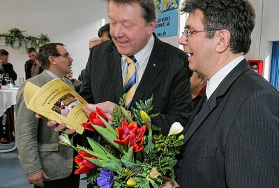 Bernstein-Legende aus dem Erzgebirge wird 70 Jahre alt - 2008, Chemnitz. Der Stadtrat Bäcker Wolfgang Meyer wurde damals 60 Jahre alt. Haustein gratuliert. Foto: Harry Härtel