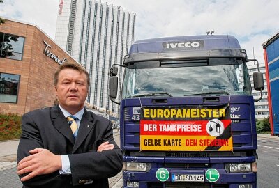 Bernstein-Legende aus dem Erzgebirge wird 70 Jahre alt - 2008: Demonstration der Spediteure, LKW-Fahrer und Handwerker gegen die ständig steigenden Kraftstoffpreise. Der Bundestagsabgeordnete der FDP Heinz-Peter Haustein ist zu Besuch. Foto: Harry Härtel