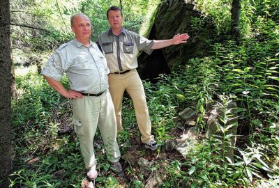 Bernstein-Legende aus dem Erzgebirge wird 70 Jahre alt - 2006, Deutschneudorf, Die Suche nach dem Bernsteinzimmer und den evtl. Nazischätzen geht weiter, Bürgermeister und MdB Peter Haustein und sein Bekannter Detlef Köhler (53)(vlnr) sind im Besitz neuer Pläne. Foto: Harry Härtel