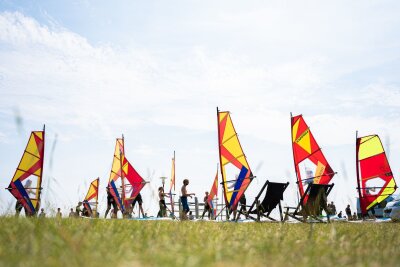 Beruf auf Zeit: Was Sie zu Saisonarbeit wissen müssen - Im Winter eher nicht gefragt, im Sommer umso mehr: Surflehrer.