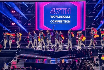 Berufe-WM in Frankreich: Zwei Frauen aus Südwestsachsen zeigen sich auf internationaler Bühne - Deutschland beim Einlauf der Eröffnung. Foto: Christian Grube