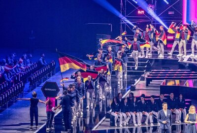 Berufe-WM in Frankreich: Zwei Frauen aus Südwestsachsen zeigen sich auf internationaler Bühne - Deutschland beim Einlauf der Eröffnung. Foto: Christian Grube