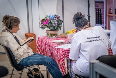 Berufe-WM in Frankreich: Zwei Frauen aus Südwestsachsen zeigen sich auf internationaler Bühne - Anna Telle aus Chemnitz ist Auszubildende in der Gesundheits- und Sozialbetreuung. Foto: Christian Grube