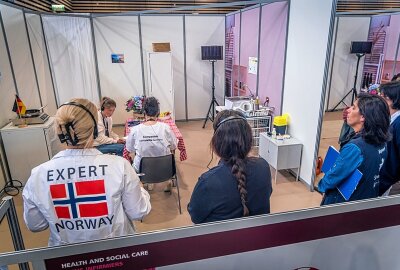 Berufe-WM in Frankreich: Zwei Frauen aus Südwestsachsen zeigen sich auf internationaler Bühne - Anna Telle aus Chemnitz ist Auszubildende in der Gesundheits- und Sozialbetreuung. Foto: Christian Grube