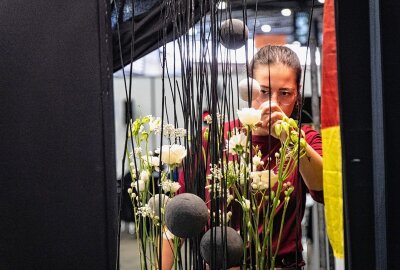 Berufe-WM in Frankreich: Zwei Frauen aus Südwestsachsen zeigen sich auf internationaler Bühne - Kim ist gelernte Floristin und arbeitet im Geschäft ihrer Mutter in Mülsen. Foto: Christian Grube