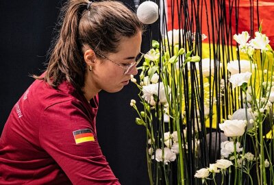 Berufe-WM in Frankreich: Zwei Frauen aus Südwestsachsen zeigen sich auf internationaler Bühne - Kim ist gelernte Floristin und arbeitet im Geschäft ihrer Mutter in Mülsen. Foto: Christian Grube