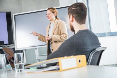 Berufseinstieg: Mit diesen Tipps klappt's - Als Trainee haben Berufseinsteiger die Möglichkeit, verschiedene Bereiche eines Unternehmens kennenzulernen.