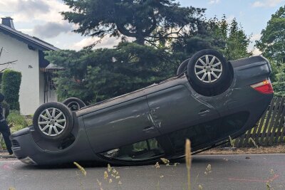 Bei einem Unfall in Eppendorf überschlug sich ein Fahrzeug und beschädigte ein Grundstück. Foto: Erik Hoffmann