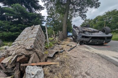 Bei einem Unfall in Eppendorf überschlug sich ein Fahrzeug und beschädigte ein Grundstück. Foto: Erik Hoffmann